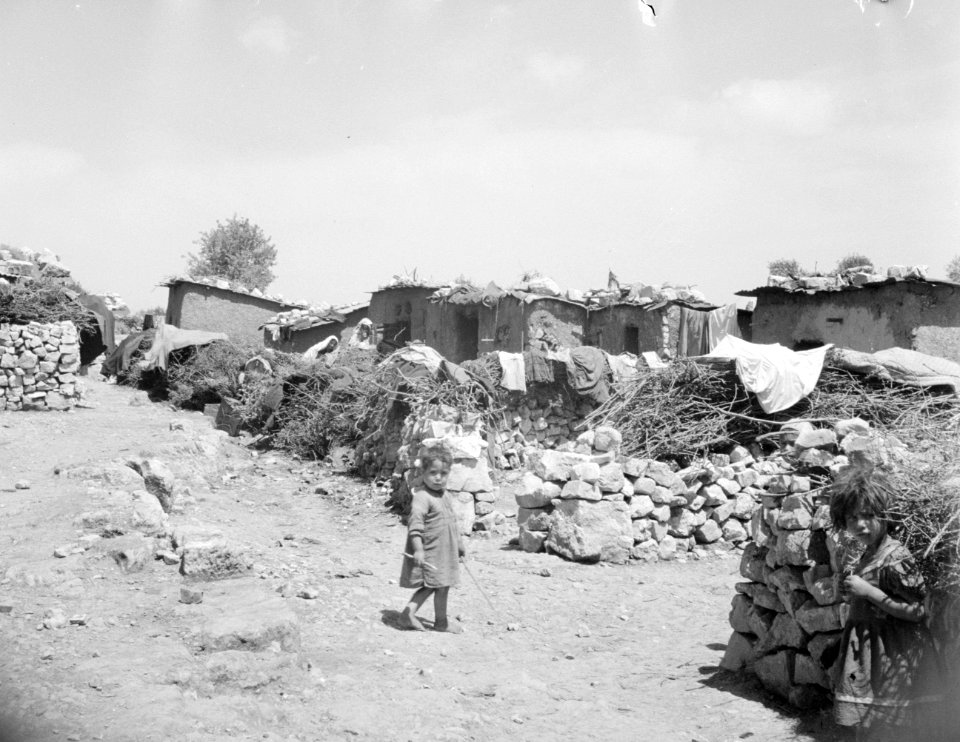 Onderkomens in het vluchtelingen kamp Bira nabij Nablus, Bestanddeelnr 255-5754