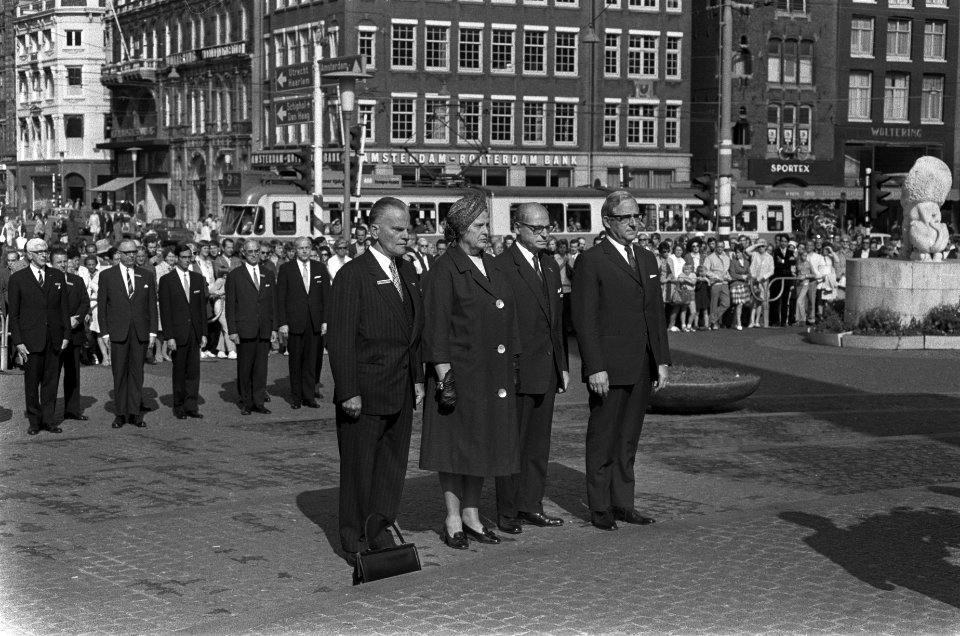 Oorlogsgravenstichting plaatst een krans bij het Nationaal Monument in Amsterdam, Bestanddeelnr 924-9237