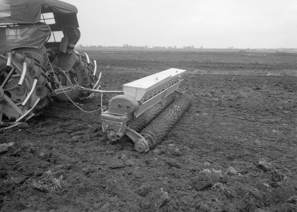 Ontginning, zaaien en oogsten gewassen, machines, graszaaien, brillion, Bestanddeelnr 160-0205