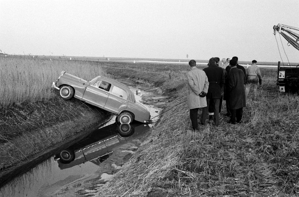 Oostelijk Flevoland . Auto in rietveld wordt met kraan eruit getrokken, Bestanddeelnr 913-4622