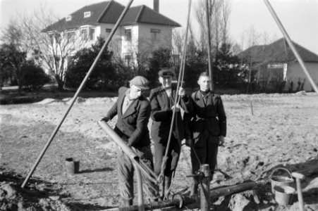 Ontginningen, grondbewerking, egaliseren, bezanden, arbeiders, diepspitten, bron, Bestanddeelnr 170-0612