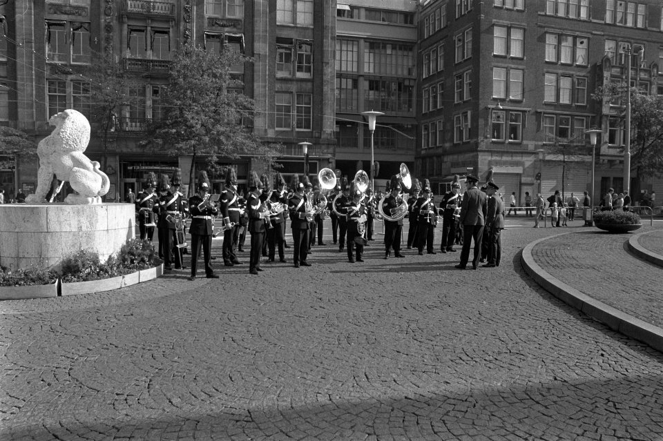 Oorlogsgravenstichting plaatst krans bij Nationaal Monument Amsterdam, Bestanddeelnr 924-9236