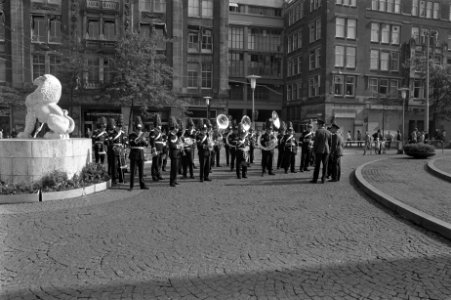 Oorlogsgravenstichting plaatst krans bij Nationaal Monument Amsterdam, Bestanddeelnr 924-9236