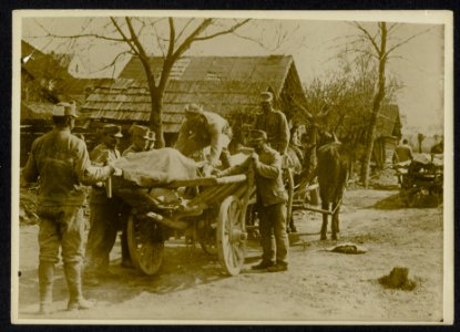 Oostenrijkse soldaten laden een door paarden getrokken wagen op een landweg, Bestanddeelnr 158-0644