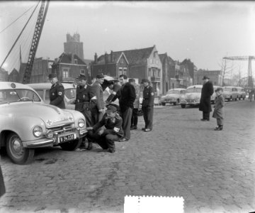 Oostenrijkse Rode Kruis Kalonex, hier te Dordrecht , zal worden ingezet bij de …, Bestanddeelnr 905-5501