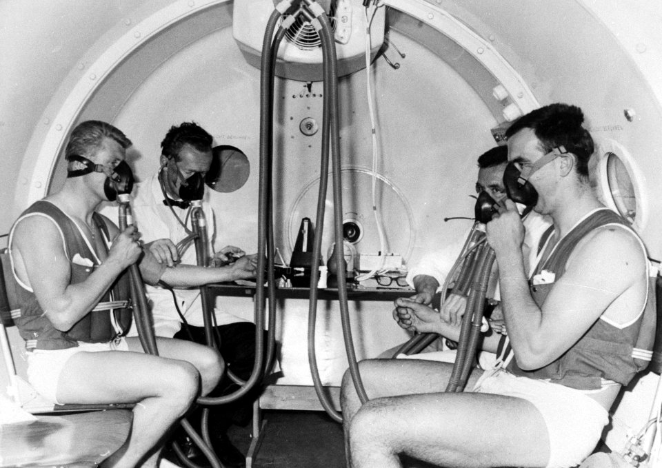 Oostenrijkse deelnemers Olympische Spelen 1968 tijdens proeven in hogedrukkamer, Bestanddeelnr 919-2070 (cropped)