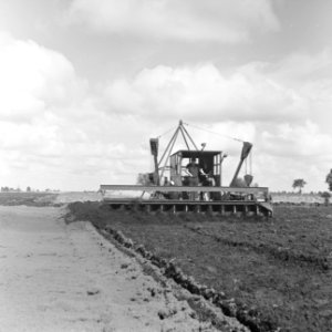 Ontginning, grondbewerking, egaliseren, bezanden, ruilverkavelingen, egaliseerma, Bestanddeelnr 159-0464