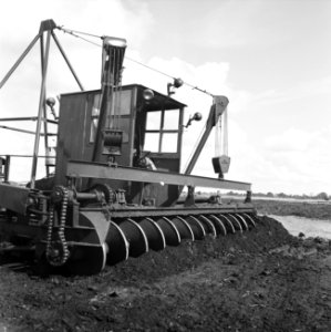 Ontginning, grondbewerking, egaliseren, bezanden, ruilverkavelingen, egaliseerma, Bestanddeelnr 159-0458