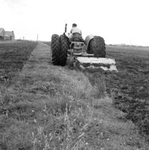 Ontginning, grondbewerking, egaliseren, bezanden, ruilverkavelingen, tractoren, , Bestanddeelnr 159-0332