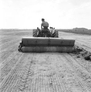 Ontginning, grondbewerking, egaliseren, bezanden, ruilverkavelingen, tractoren, , Bestanddeelnr 159-0366