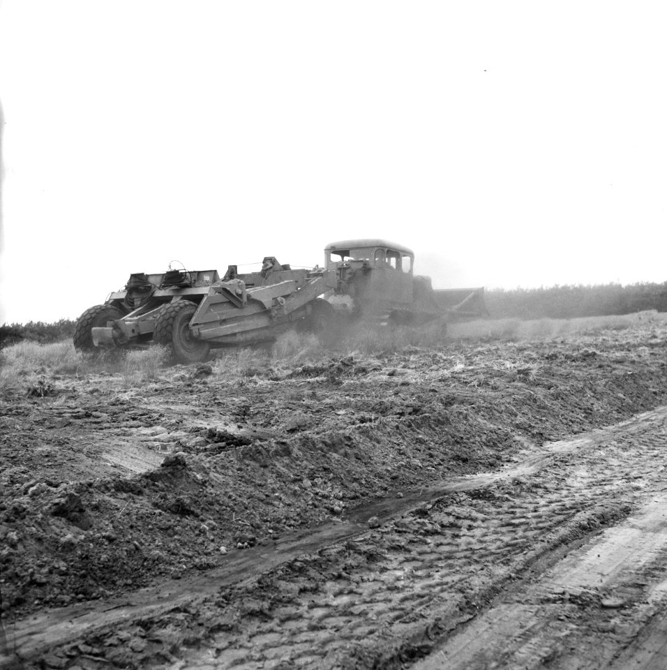 Ontginning, grondbewerking, egaliseren, bezanden, scrapers, De Wilreit, Bestanddeelnr 159-0582