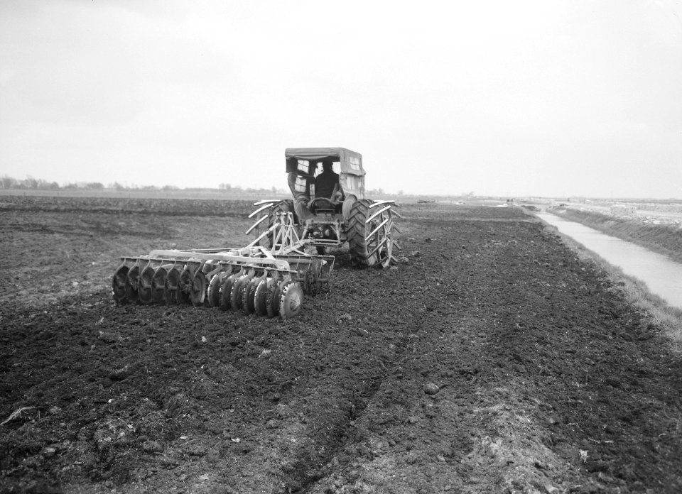 Ontginning, grondbewerking, egaliseren, bezanden, schijven, tractoren, Bestanddeelnr 159-0298