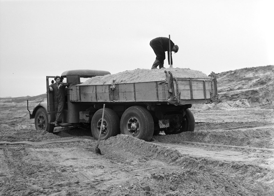 Ontginning, grondbewerking, egaliseren, bezanden, vrachtwagens, arbeiders, Bestanddeelnr 159-0229