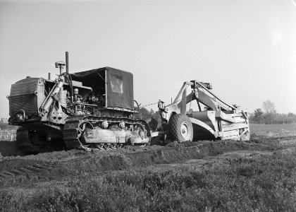 Ontginning, grondbewerking, egaliseren, bezanden, scrapers, Bestanddeelnr 159-0221