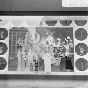 Opdracht Columbia International Film etalages C&A, Amsterdam, (bord), Funny Girl, Bestanddeelnr 922-1470