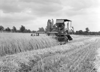 Ontginning, zaaien en oogsten gewassen, machines, maaien, Bestanddeelnr 160-0245