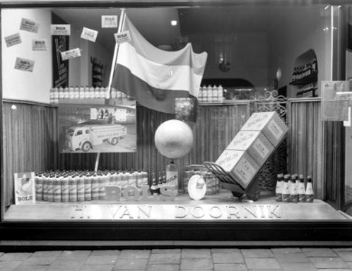 Opdracht Bols, etalage slijterij H. van Doornik, Bestanddeelnr 906-0412