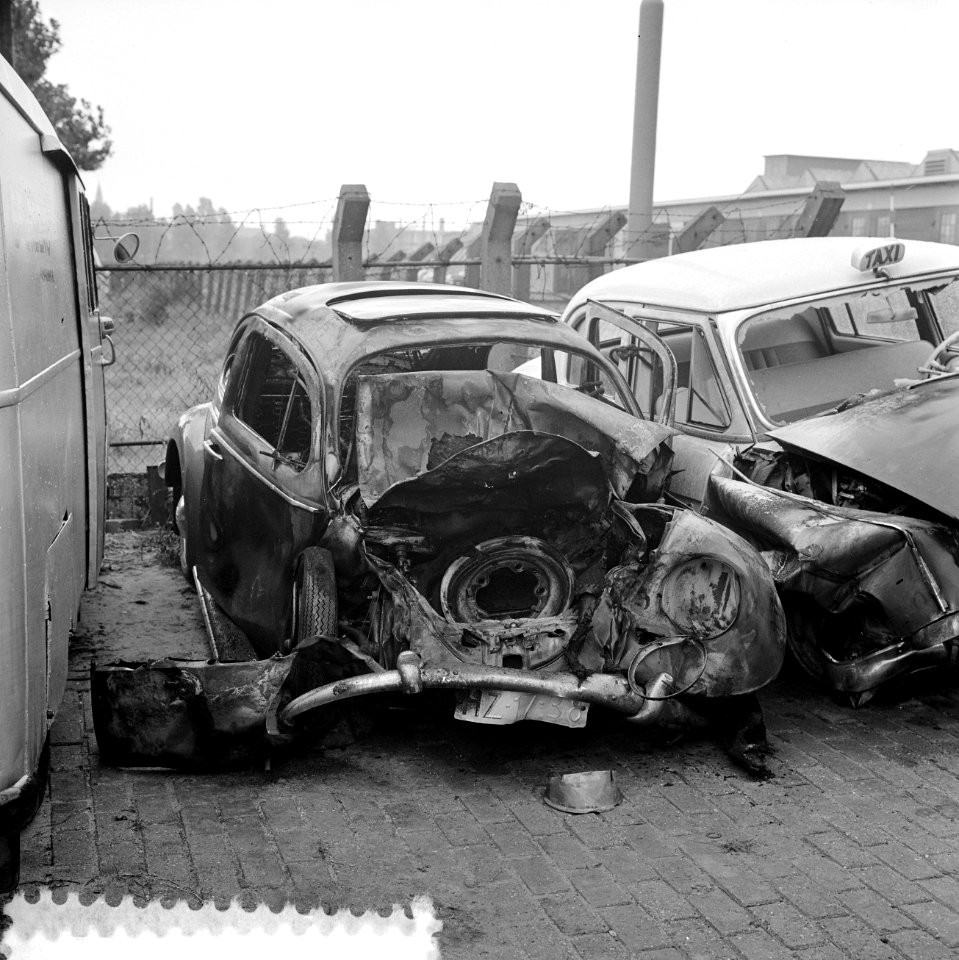 Ongeluk in de Maastunnel, overzichten van de twee verniel de wagens, Bestanddeelnr 916-7833