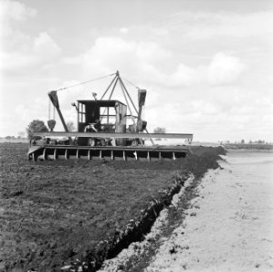 Ontginning, grondbewerking, egaliseren, bezanden, ruilverkavelingen, egaliseerma, Bestanddeelnr 159-0466