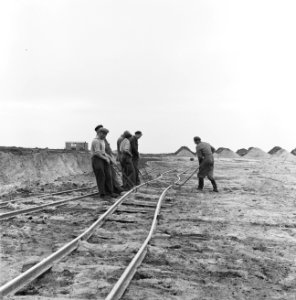 Ontginning, grondbewerking, egaliseren, bezanden, spoorschiften, arbeiders, De W, Bestanddeelnr 159-0557