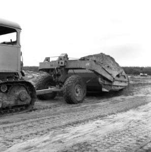 Ontginning, grondbewerking, egaliseren, bezanden, scrapers, transporten, De Wilr, Bestanddeelnr 159-0575