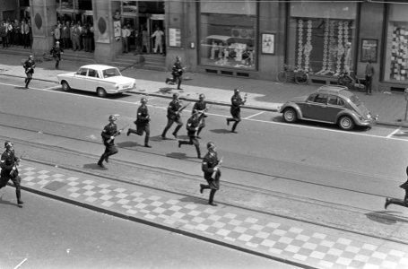 Onlusten in Amsterdam, politie tijdens charge, Bestanddeelnr 919-2539