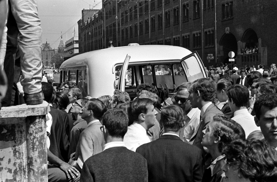 Onlusten in Amsterdam, ziekenauto op Damrak haalt zwaargewonde weg, Bestanddeelnr 919-2505