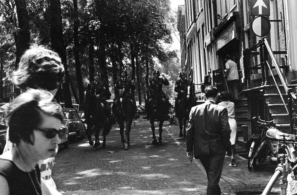 Onlusten in Amsterdam, politie te paard bij Telegraafgebouw, Bestanddeelnr 919-2523
