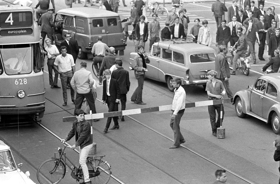 Onlusten in Amsterdam, verkeersborden uit de grond, Bestanddeelnr 919-2546