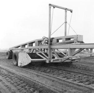 Ontginning, grondbewerking, egaliseren, bezanden, scraperplanes, ruilverkaveling, Bestanddeelnr 159-0623