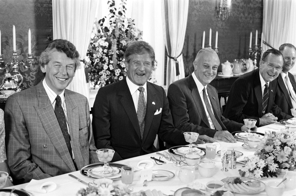 Ontbijt Bush (r) met v.l.n.r. Wim Kok, ambassadeur Wilkins en Piet Steenkamp, Bestanddeelnr 934-4844