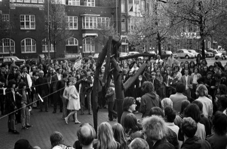 Ontbladering van een kunstboom voor het Amerikaanse consulaat aan het Museumple…, Bestanddeelnr 924-5189