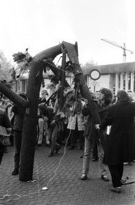Ontbladering van een kunstboom voor het Amerikaanse consulaat aan het Museumple…, Bestanddeelnr 924-5192