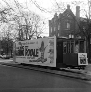 Opdracht Columbia, tram met reclame voor Casino Royale, Bestanddeelnr 920-9382