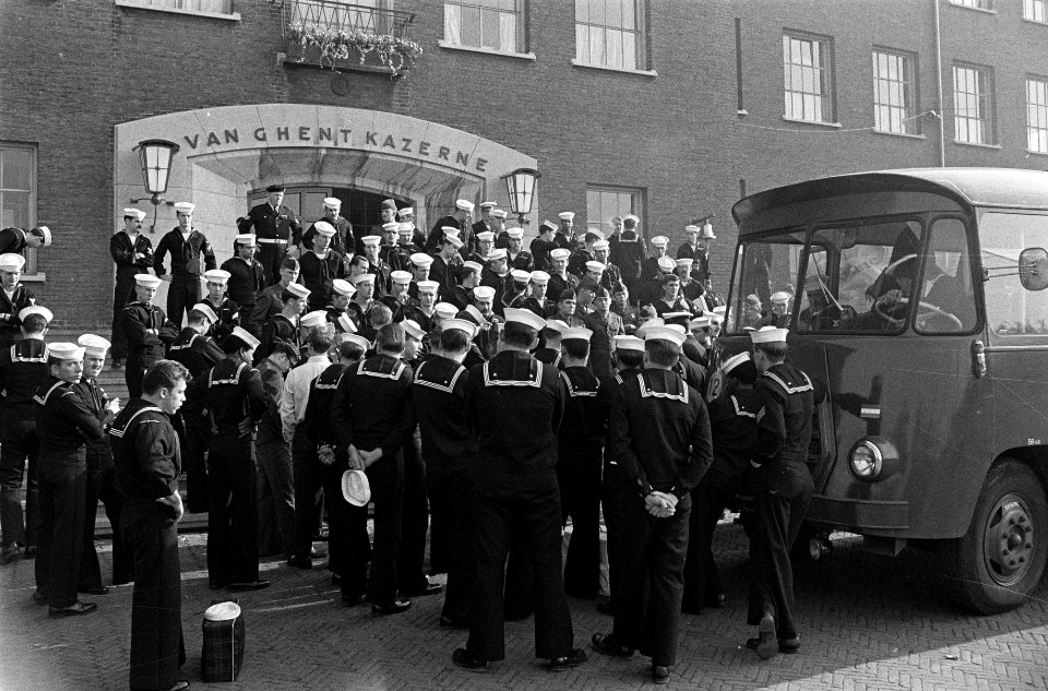 Ong. 150 Am. matrozen bleven achter na plotseling vertrek Amerikaanse oorlogssch, Bestanddeelnr 922-8840