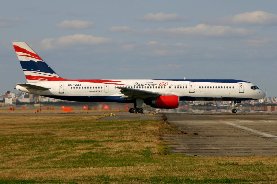 One-Two-GO-Airlines B757-200 fukuoka 20041228133754