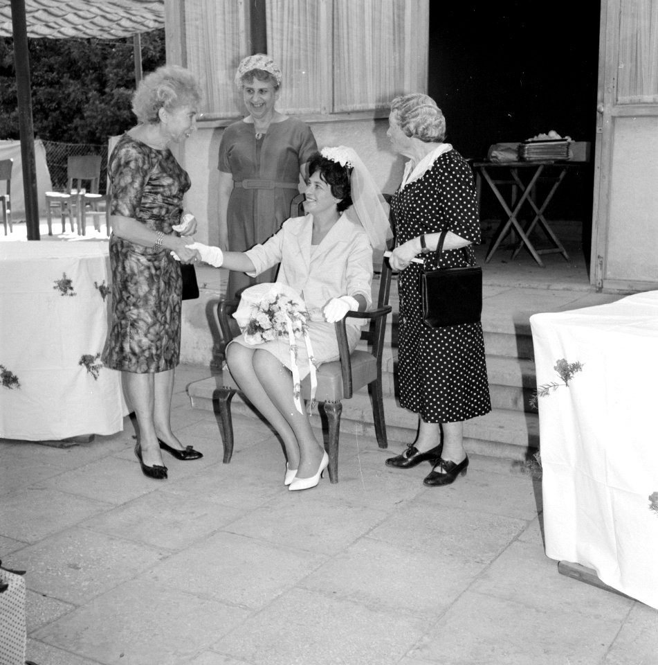 Ongesluierde bruid schudt handen in het gezelschap van twee oudere vrouwen, verm, Bestanddeelnr 255-1992