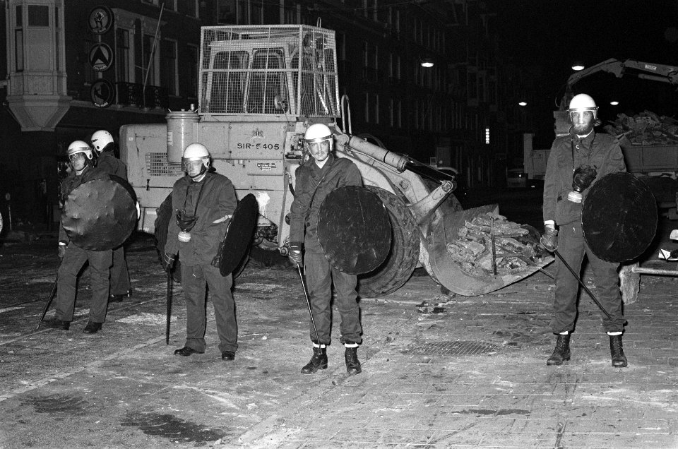 Ongeregeldheden rond De Grote Wetering in Amsterdam, nacht voor de ontruiming, M, Bestanddeelnr 931-1847