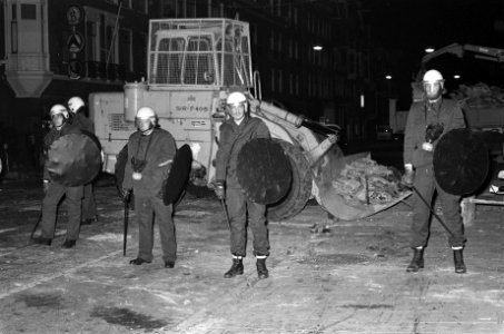 Ongeregeldheden rond De Grote Wetering in Amsterdam, nacht voor de ontruiming, M, Bestanddeelnr 931-1847