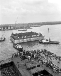 Ongewenste tewaterlating van helder caisson bij Boeles Scheepswerf te Bolnes, Bestanddeelnr 912-3971