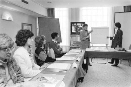 Opdracht CFO cursus technologie in Victoria Hotel Amsterdam, Bestanddeelnr 933-9809