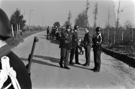 Ongeveer duizend marechaussees onderzoeken Ambonezenkamp op wapens in Capelle aa, Bestanddeelnr 923-9275