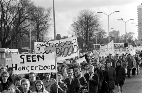 Ongeveer 10.000 kinderen van scholen uit het gehele land demonstreerden in Den H, Bestanddeelnr 922-9926