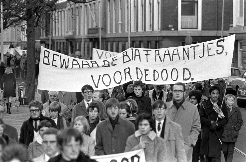 Ongeveer 10.000 kinderen van scholen uit het gehele land demonstreerden in Den H, Bestanddeelnr 922-9924
