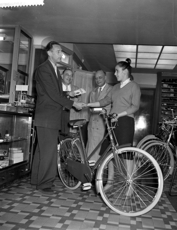 Opdracht Col. film kleine Gartmanplantsoen meisje krijgt fiets, Bestanddeelnr 910-2395