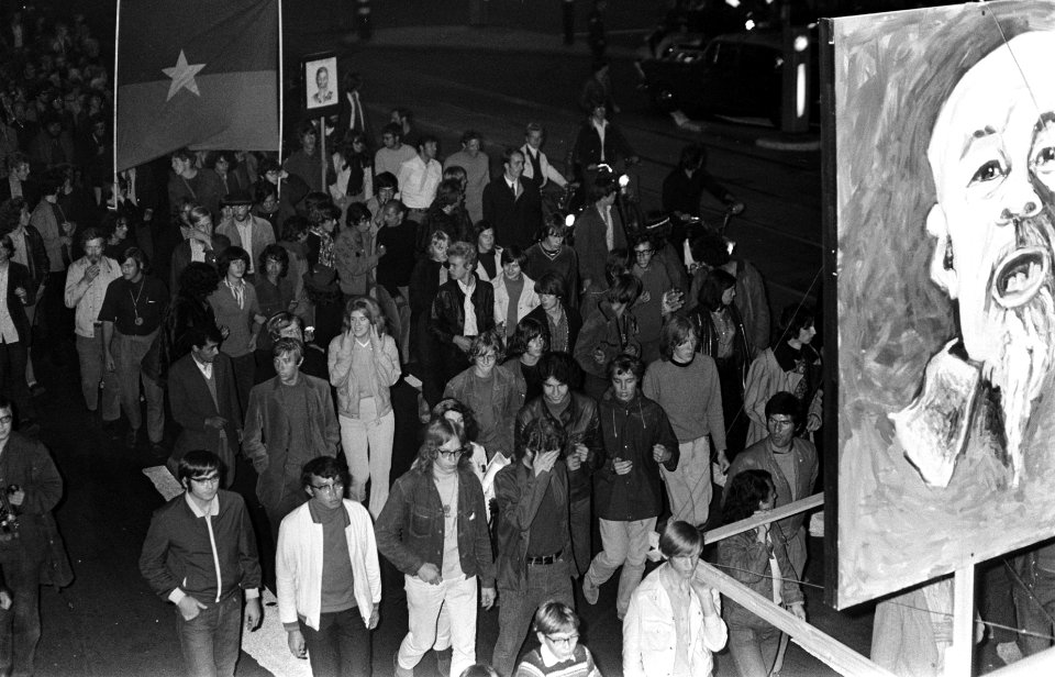 Ongeveer 1000 jongeren houden stille tocht ter nagedachtenis aan overleden N. Vi, Bestanddeelnr 922-7779