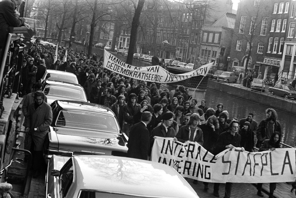 Ongeveer driehonderd studenten demonstreren tegen doorvoering Wet-Veringa in Ams, Bestanddeelnr 924-0431