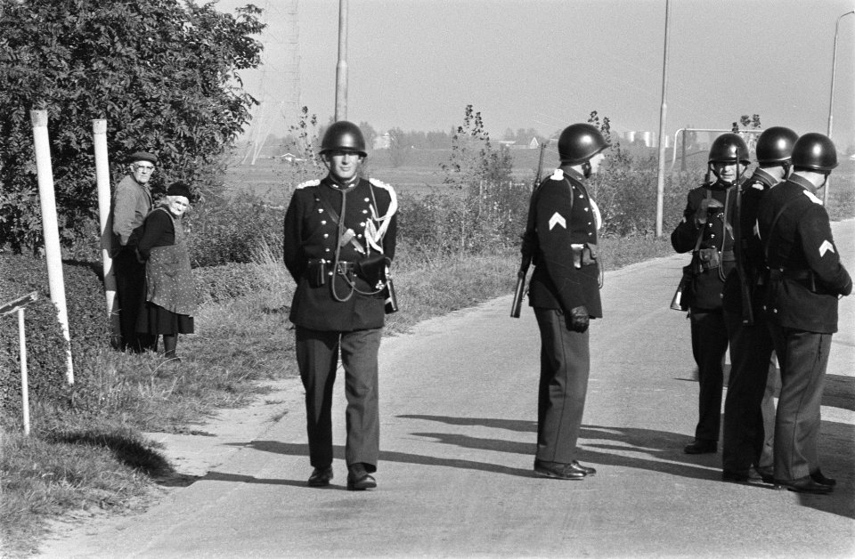 Ongeveer duizend marechaussees onderzoeken Ambonezenkamp op wapens in Capelle aa, Bestanddeelnr 923-9278
