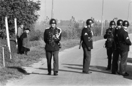 Ongeveer duizend marechaussees onderzoeken Ambonezenkamp op wapens in Capelle aa, Bestanddeelnr 923-9278