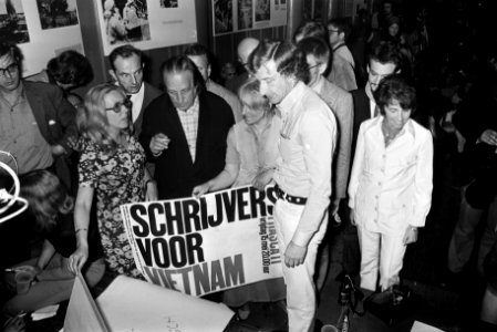 Ongeveer 40 schrijvers hielden voordracht ten bate van Medisch Comite Vietnam in, Bestanddeelnr 923-5268